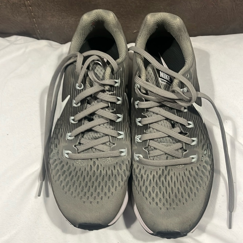 Like new:  olive Nike zoom Pegasus 34 sneakers size 8